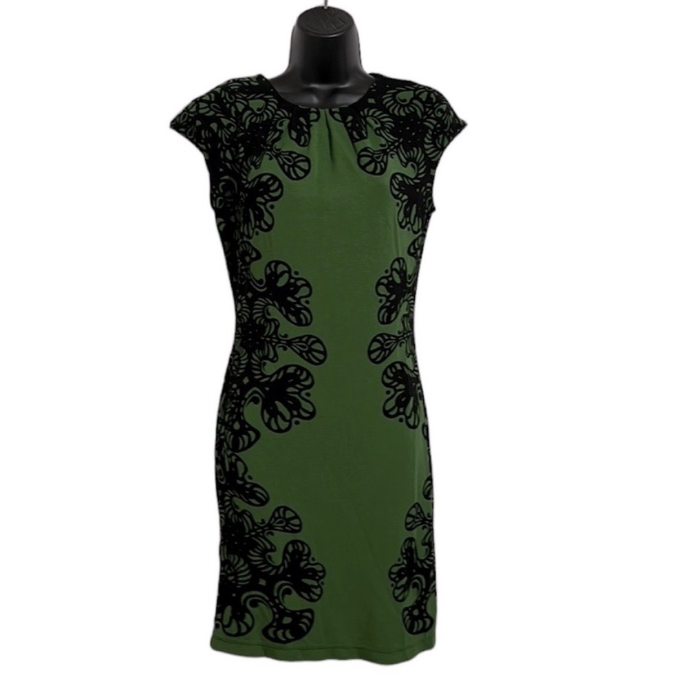 Like New! Chelsea & Violet Green and Black Floral Shift Sheath Dress Size Small
